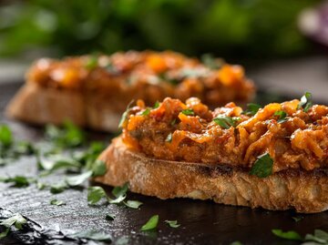 Ein Toast mit Chutney und Käse | © Adobe Stock/Sebastian Studio