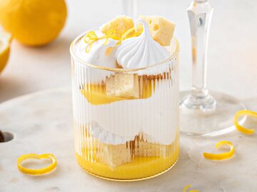 Ein Glas mit Zitronen Trifle | © Adobe Stock/fahrwasser