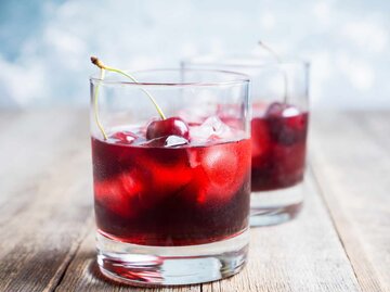 Glas mit Sauerkirschsaft und Eiswürfeln | © Getty Images/Mindstyle