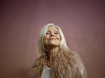 Frau mit grauen Haaren und stylischem Outfit | © Getty Images/Klaus Vedfelt