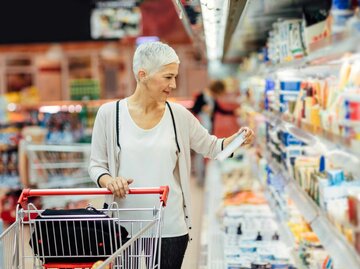 Reife Frau beim Lebensmitteleinkauf im Supermarkt | © Getty Images/vgajic