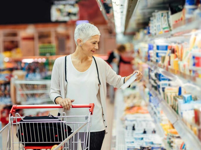 Reife Frau beim Lebensmitteleinkauf im Supermarkt | © Getty Images/vgajic