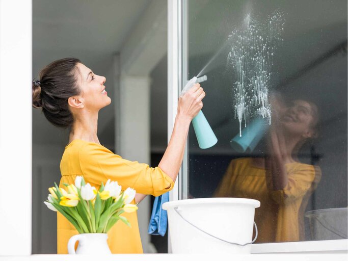 Frau putzt Fenster | © Getty Images/Westend61
