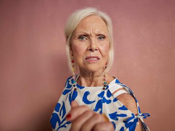 Reife Frau blickt ärgerlich in die Kamera | © Getty Images/Klaus Vedfelt