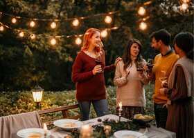 Personen bei Gartenparty