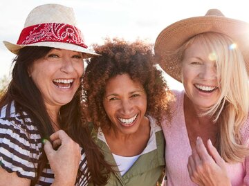 Drei befreundete Frauen lachen gemeinsam | © Getty Images/monkeybusinessimages