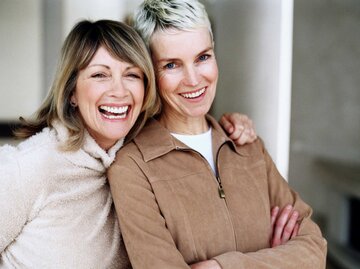 zwei lachende Freundinnen | © Getty Images/David Lees