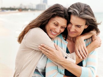 Zwei Personen umarmen sich am Strand | © Getty Images/Blasius Erlinger