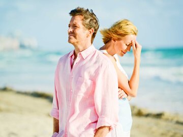 Frau und Mann streiten am Strand | © Getty Images/anouchka