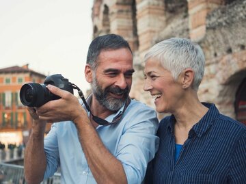 Paar macht ein Foto während einer Urlaubsreise | © Getty Images/Vesnaandjic
