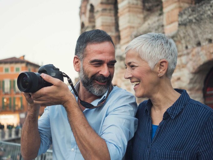 Paar macht ein Foto während einer Urlaubsreise | © Getty Images/Vesnaandjic