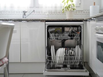 Küche mit Spülmaschine | © Getty Images/La Bicicleta Vermella