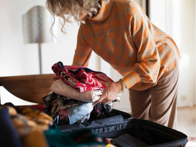 Frau packt ihren Koffer  | © Getty Images/Kathrin Ziegler
