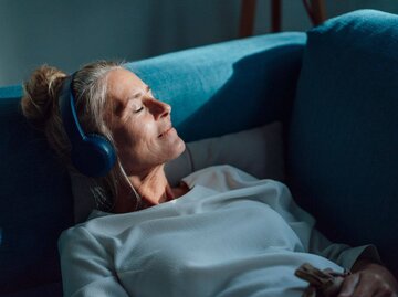 Person mit Kopfhörern auf Couch | © Getty Images/Westend61