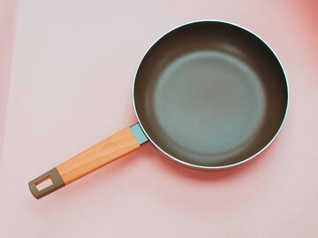 Bratpfanne auf rosa Untergrund | © Getty Images/Crispin la valiente