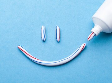 Smiley aus Zahnpasta | © AdobeStock/adragan