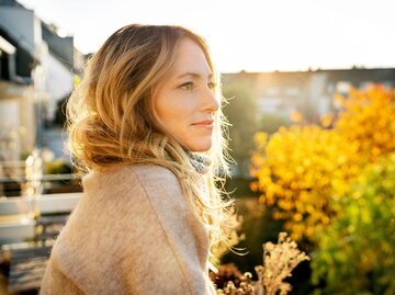 Portrait einer Frau in herbstlichem Licht | © GettyImages / Westend61