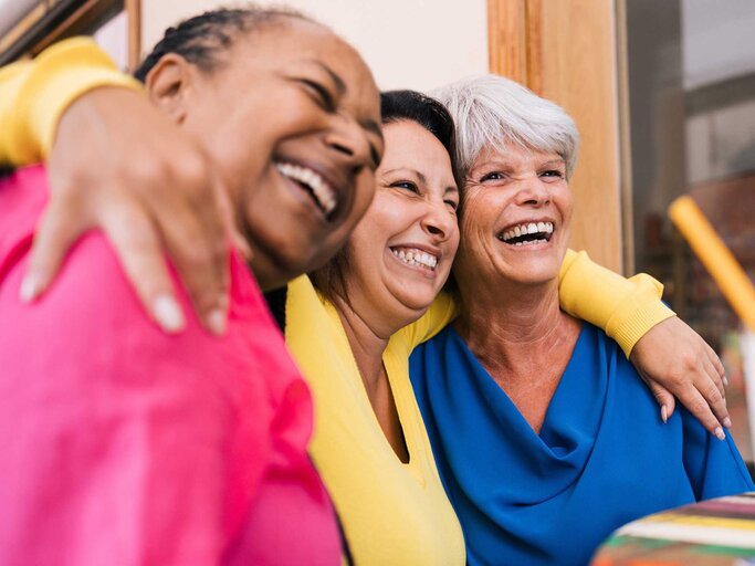 Gruppe dreier Freundinnen | © Adobe Stock/Vane Nunes
