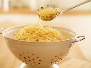 Spaghetti in einem Sieb | © Getty Images/Adam Gault