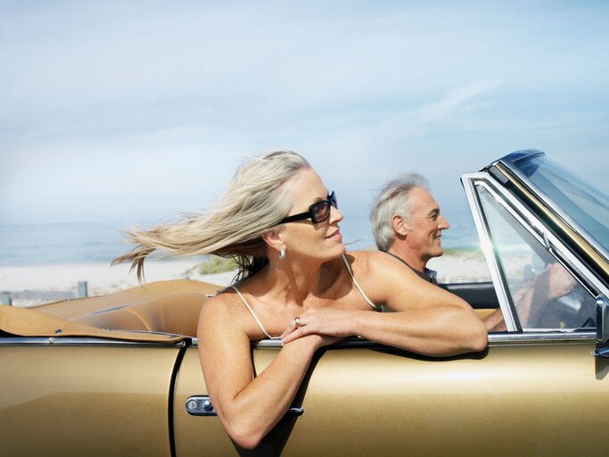 Ein Paar im Cabrio auf dem Weg zum Strand  | © Getty Images / Bernd Vogel