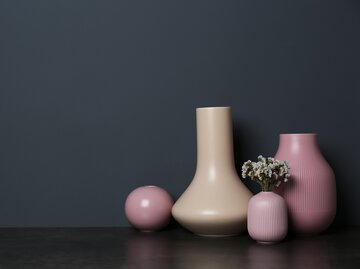 verschiedene Vasen in einer Reihe | © AdobeStock/New Africa