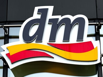 dm Logo und Storefront | © AdobeStock/Comofoto