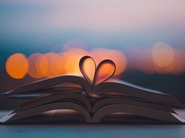 Buch, bei dem die Seiten als Herz geformt sind | © Getty Images/1973