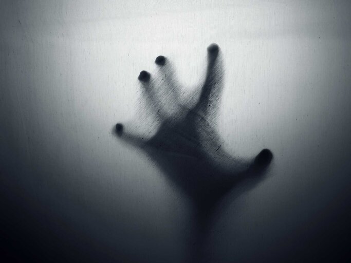 Schatten einer Hand | © Getty Images/FOTOKITA
