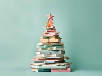Weihnachtsbaum aus Büchern | © Adobe Stock/Glittering Humanity/KI generiert