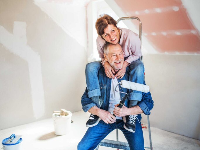 Älteres Paar amüsiert sich beim Umzug | © Getty Images/Halfpoint