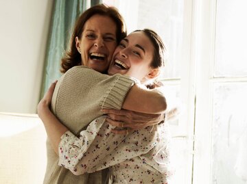 Mutter und Tochter umarmen sich | © Getty Images/Flashpop