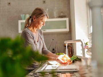 Frau in einer Küche | © Getty Images/Westend61