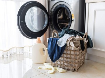 Waschmaschine und Wäschekorb | © Getty Images/HUIZENG HU
