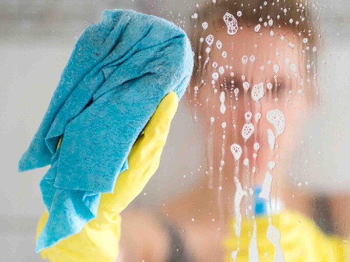Glaswand Dusche reinigen: Klarspüler für strahlenden Glanz () Glaswand Dusche reinigen: Klarspüler für strahlenden Glanz