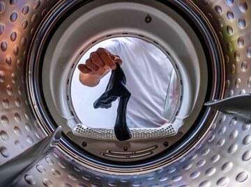 Einzelne Socke in einer Trommel der Waschmaschine | © Getty Images/Ralf Geithe