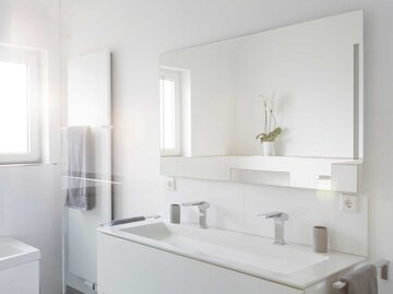 Modernes, helles Badezimmer | © Getty Images/Westend61