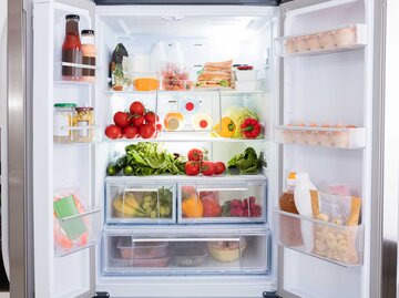 Ein gefüllter Kühlschrank mit Lebensmitteln. | © Adobe Stock/Andrey Popov