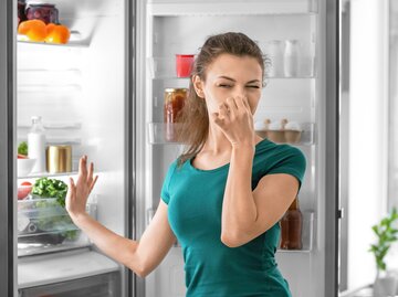 Frau öffnet Kühlschrank und hält sich Nase zu | © AdobeStock/Pixel-Shot