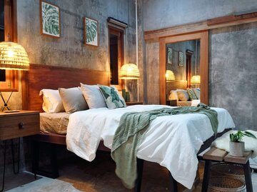 Schlafzimmer mit grüner Deko | © Getty Images/Carlina Teteris