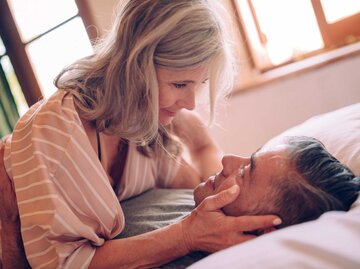 Paar liegt im Bett zusammen | © Getty Images/wundervisuals