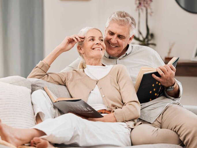 älteres Paar auf der Couch | © Adobe Stock/peopleimages.com