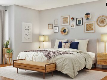 Ein helles Schlafzimmer mit Bildern über dem Bett. | © Unsplash / Spacejoy