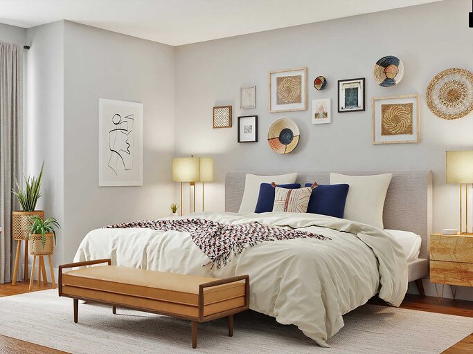 Ein helles Schlafzimmer mit Bildern über dem Bett. | © Unsplash / Spacejoy