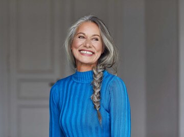 Frau mittleren Alters lächelt | © Getty Images/Westend61