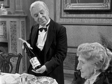 Freddie Frinton als Butler James und May Warden als Miss Sophie in dem Sketch Dinner for One  | © IMAGO / United Archives