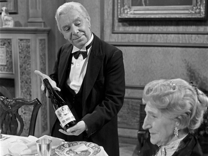 Freddie Frinton als Butler James und May Warden als Miss Sophie in dem Sketch Dinner for One  | © IMAGO / United Archives