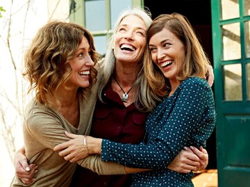 Drei Freundinnen über 40 lachen gemeinsam | © GettyImages / Morsa Images