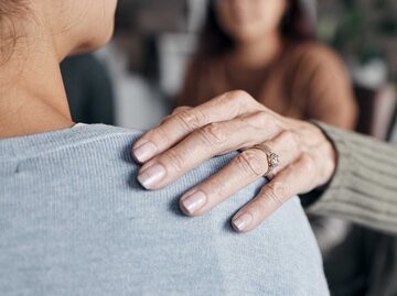 Frau legt ihre Hand auf die Schulter einer anderen | © Adobe Stock/Lumeez/peopleimages.com