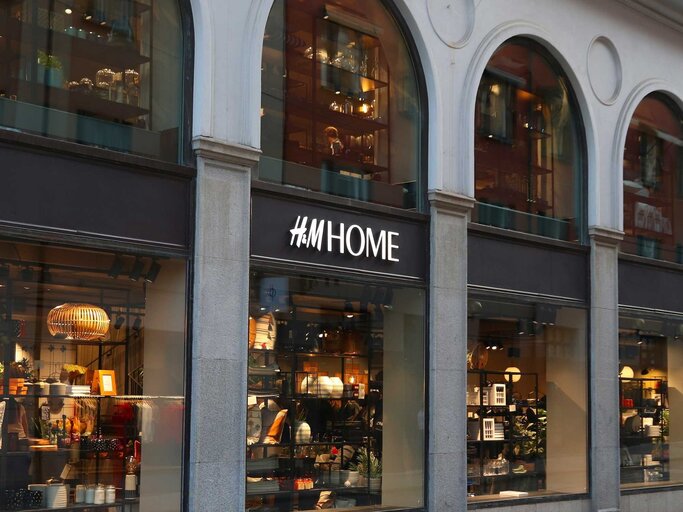 H&M Home Store Außenansicht | © Adobe Stock/Tupungato