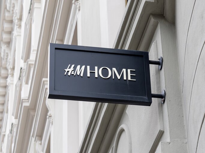 H&M Home Filiale mit Logo | © Getty Images/JHVEPhoto